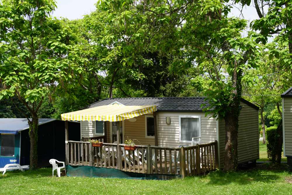 image de mobilhome dans un camping
